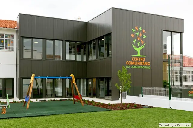 Exterior da sede com espaço de recreio
