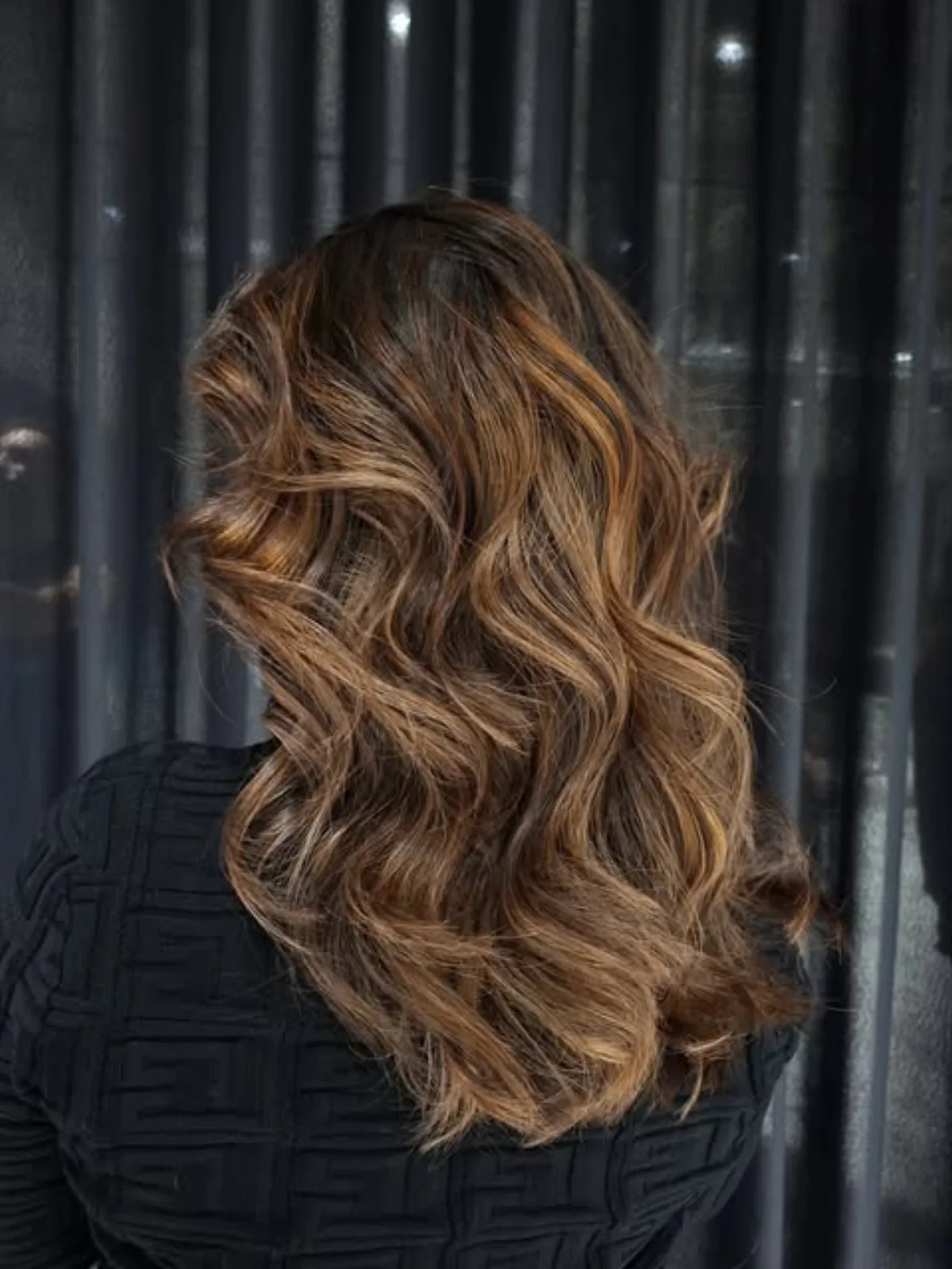 Trabalho DINA com ondas luminosas e cor dourada