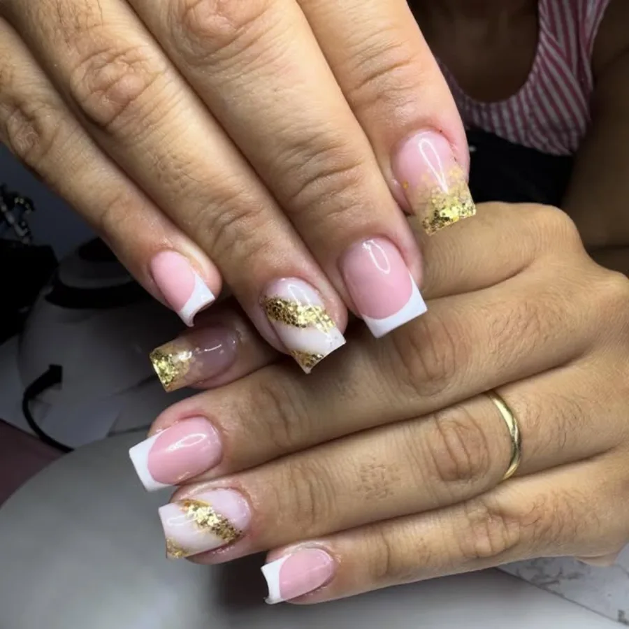 Manicure rosa, branca e dourada