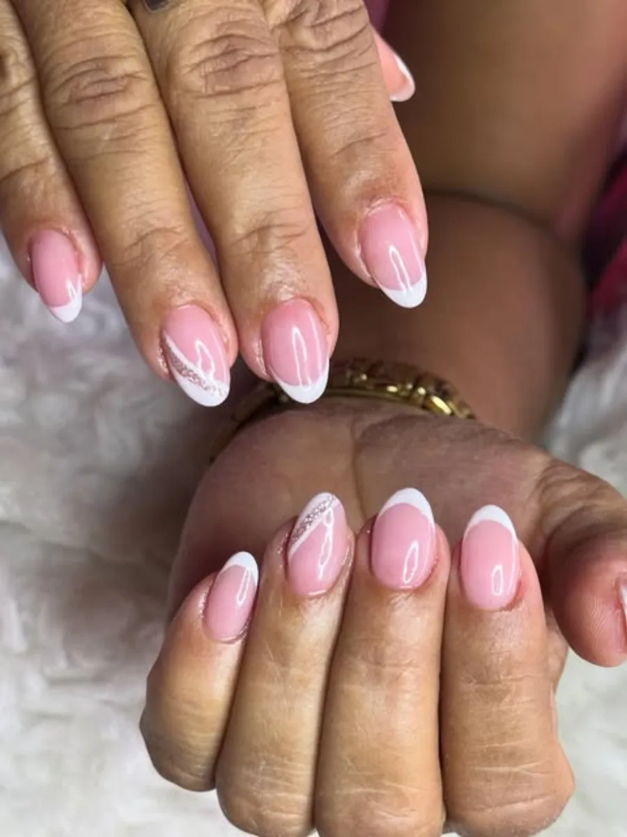 Manicure francesa rosa realizada na Novo Stilo