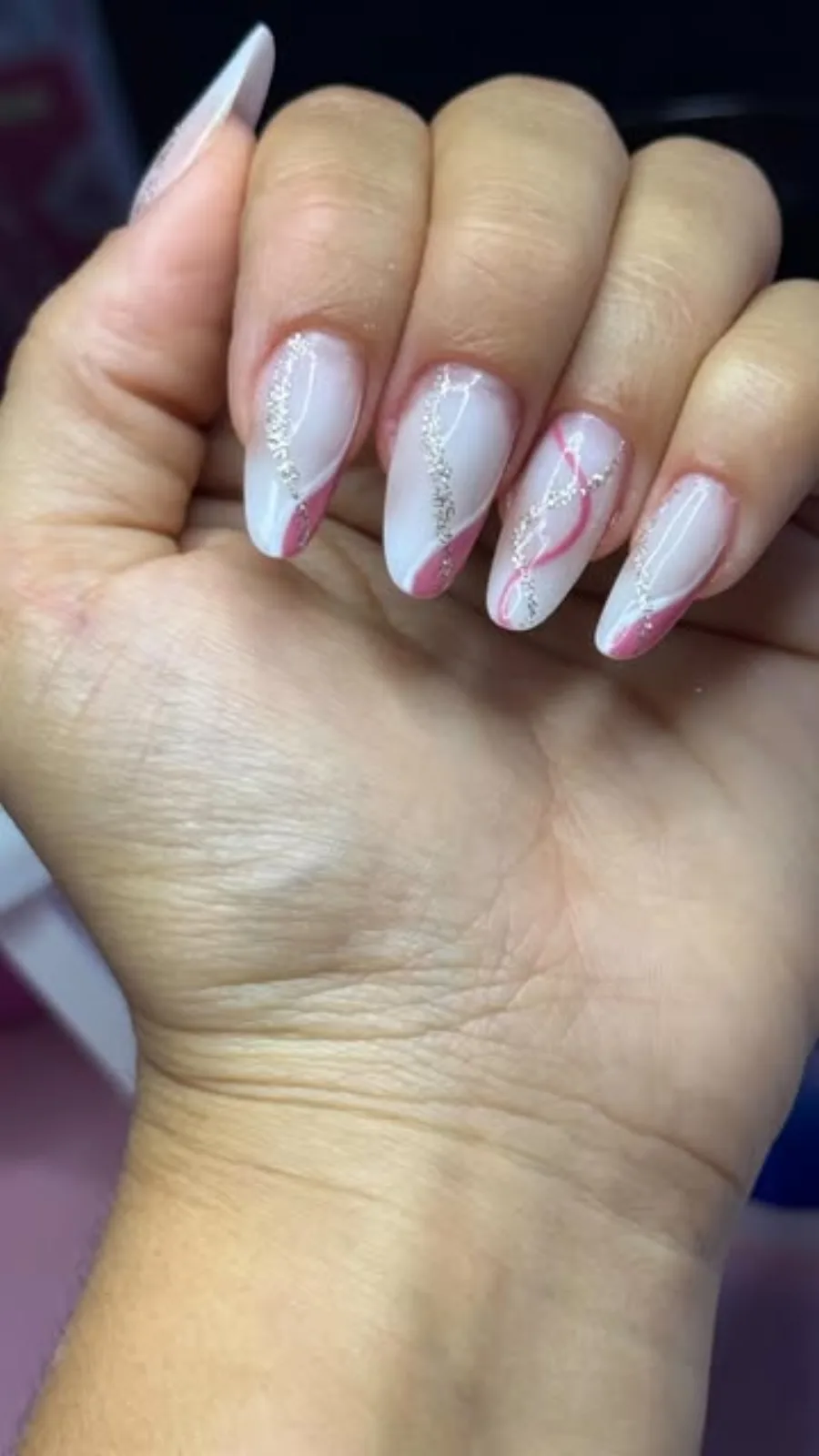 Nail art branca, rosa e prata