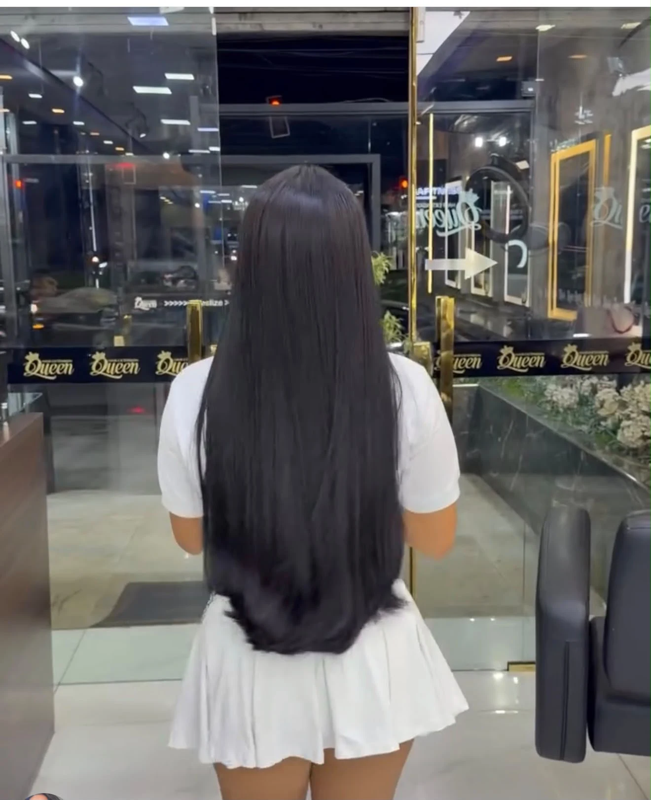 Depois da transformação de Mega Hair preto liso