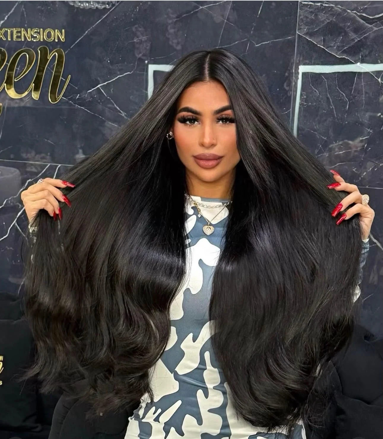 Depois da transformação de Mega Hair preto com volume
